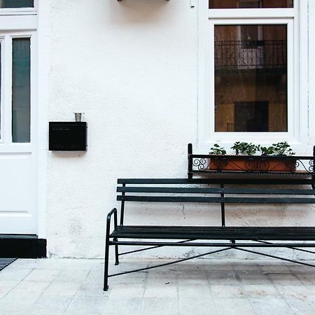 בודפשט Black & White Apartment With A Gift Soft Panda מראה חיצוני תמונה