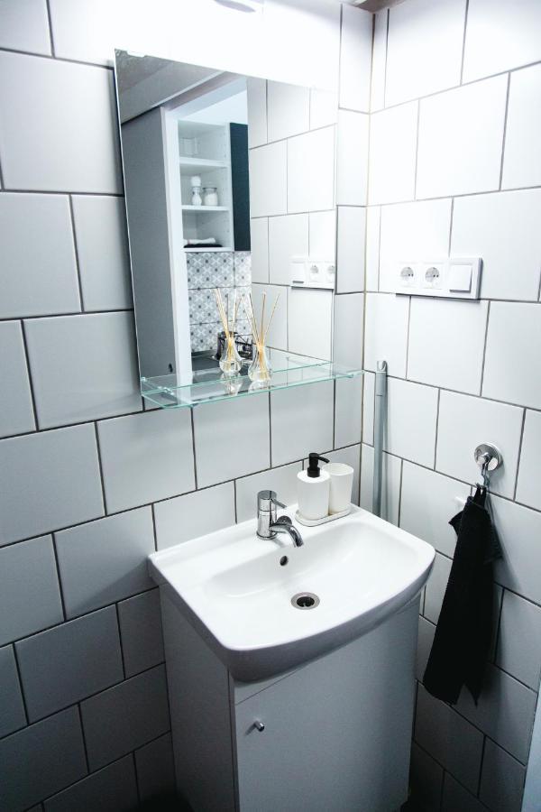 בודפשט Black & White Apartment With A Gift Soft Panda מראה חיצוני תמונה