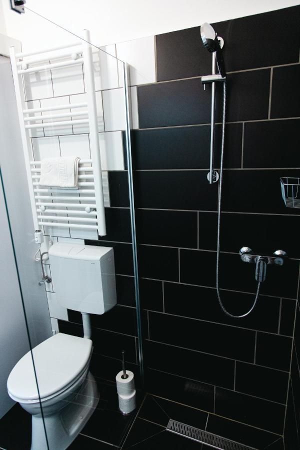 בודפשט Black & White Apartment With A Gift Soft Panda מראה חיצוני תמונה