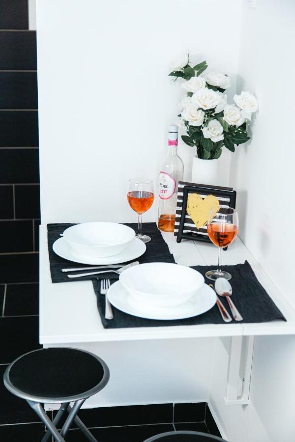 בודפשט Black & White Apartment With A Gift Soft Panda מראה חיצוני תמונה