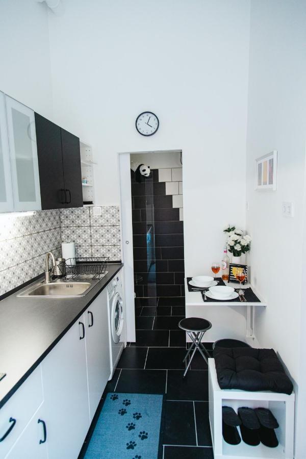 בודפשט Black & White Apartment With A Gift Soft Panda מראה חיצוני תמונה
