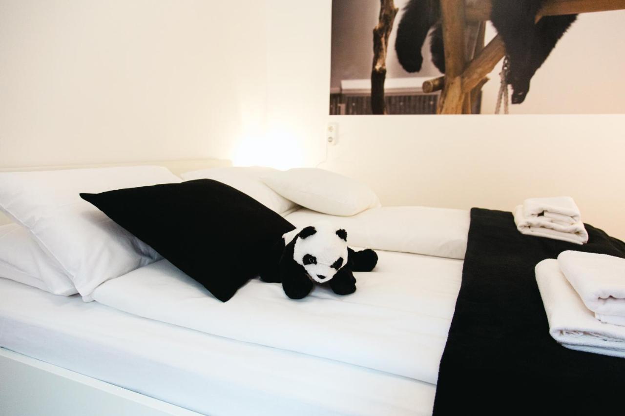 בודפשט Black & White Apartment With A Gift Soft Panda מראה חיצוני תמונה