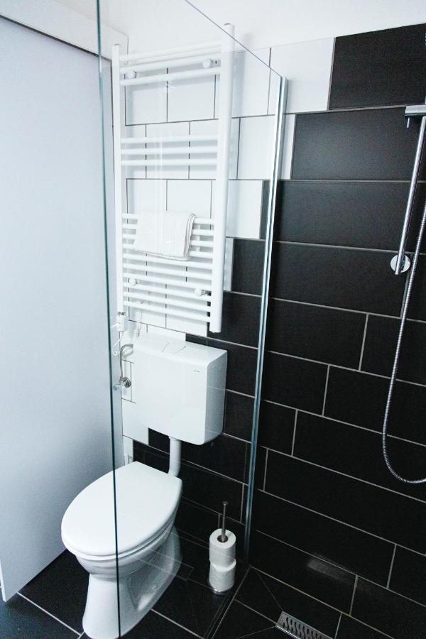 בודפשט Black & White Apartment With A Gift Soft Panda מראה חיצוני תמונה