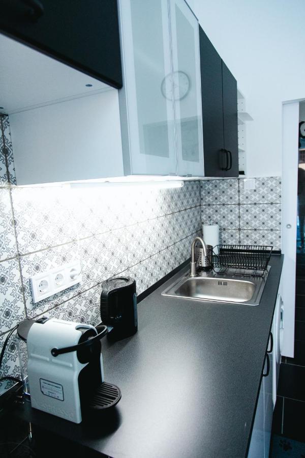 בודפשט Black & White Apartment With A Gift Soft Panda מראה חיצוני תמונה