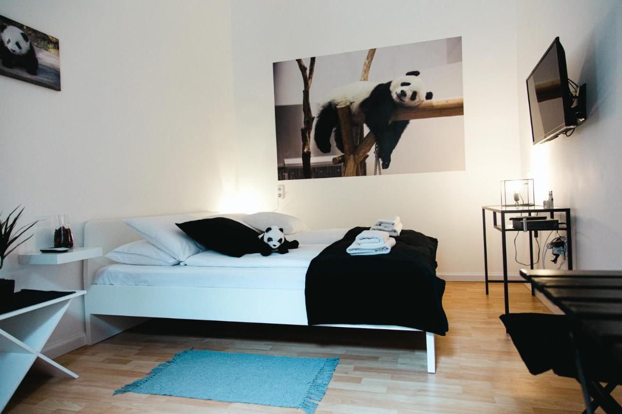 בודפשט Black & White Apartment With A Gift Soft Panda מראה חיצוני תמונה
