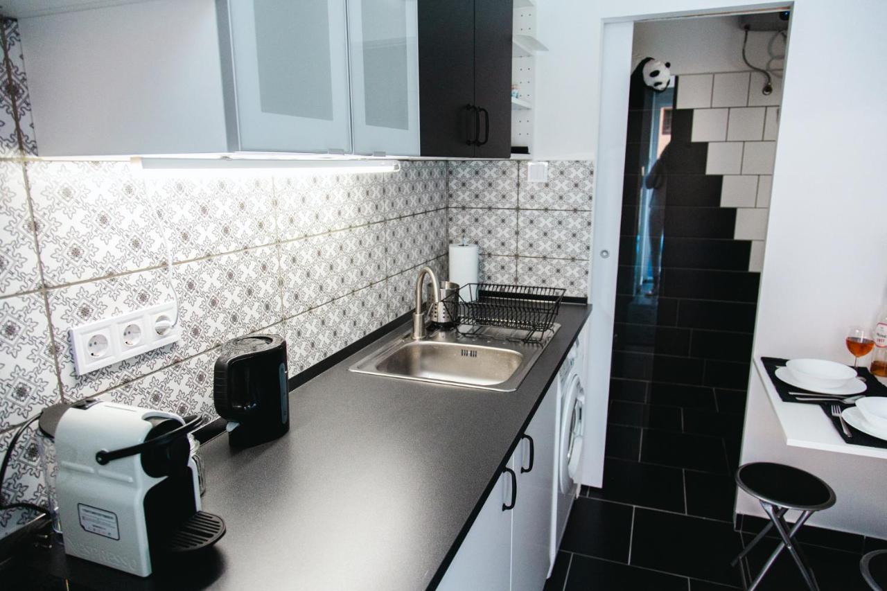 בודפשט Black & White Apartment With A Gift Soft Panda מראה חיצוני תמונה