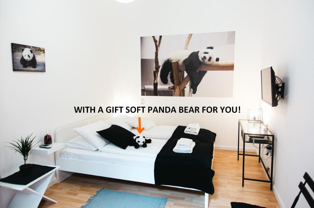 בודפשט Black & White Apartment With A Gift Soft Panda מראה חיצוני תמונה
